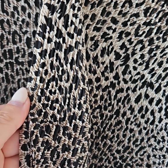 💛Dynamite Animal Print Wrap Blouse - Picture 2 of 4